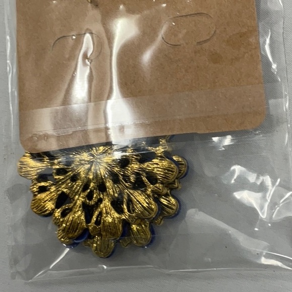 NWT beautiful red faceted rhinestone earrings - Picture 3 of 3